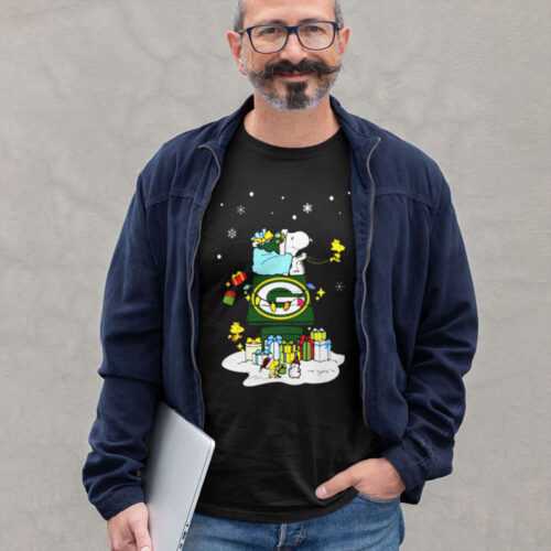 Green Bay Packers Christmas Shirt – Festive Santa Snoopy Gift Shirt