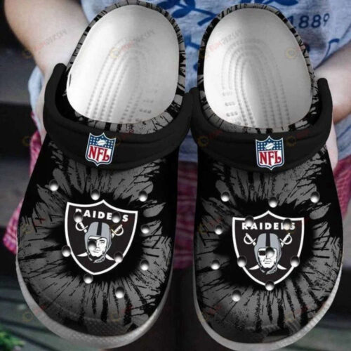 Las Vegas Raiders Logo Pattern Crocs Classic Clogs Shoes In Grey & Black